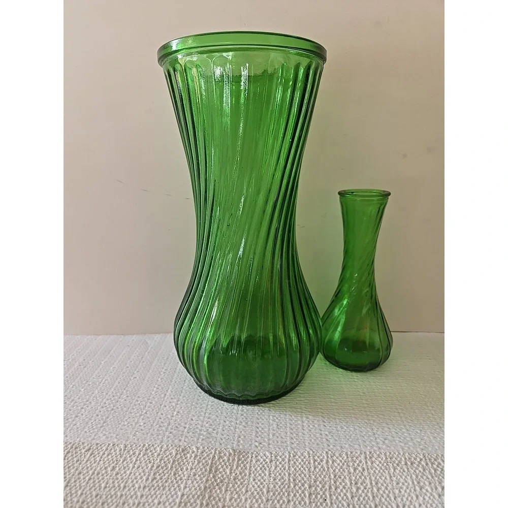 Vintage Hoosier Glass Emerald Green Ribbed Swirl Vases Lot of 2 10